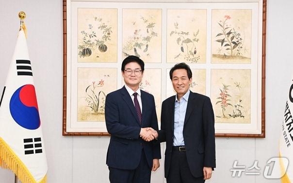 본문 이미지 - 구자열 강원 원주시장이 7일 강원특별자치도청에서 우상호 지사와 만나 주요 현안 사업에 대해 논의했다. (원주시 제공. 재판매 및 DB금지) 2026.8.7/뉴스1