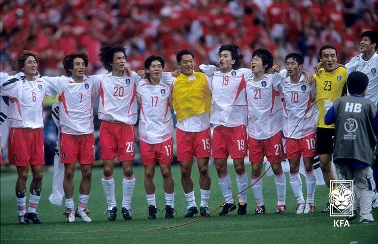 본문 이미지 -  2002 월드컵 4강 진출 후 기뻐하는 축구대표팀(대한축구협회 제공)