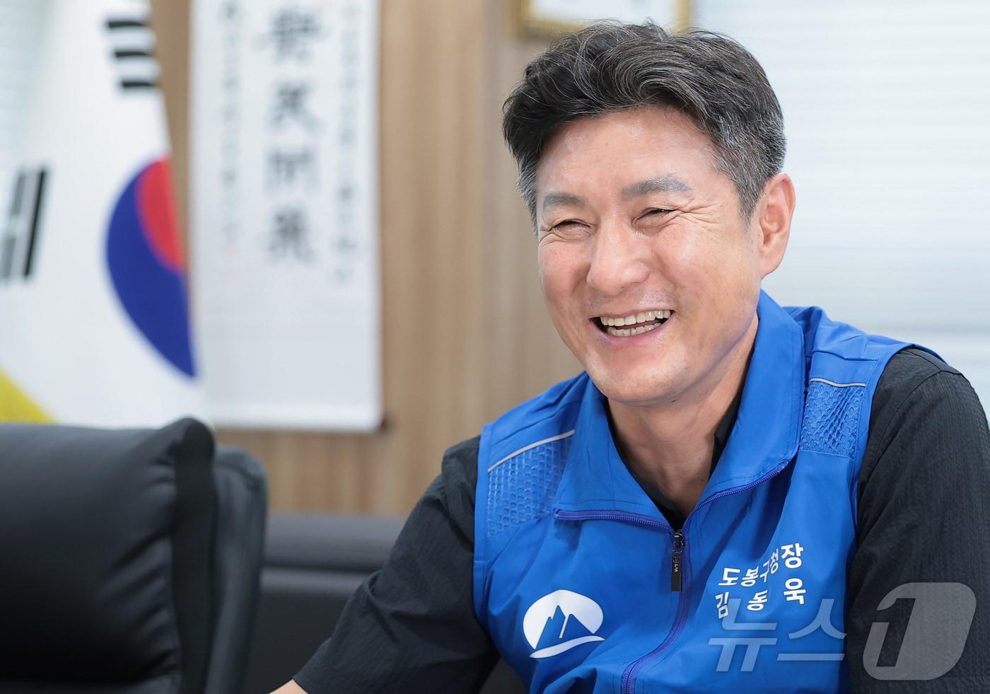 본문 이미지 - 김동욱 도봉구청장이 7일 서울 도봉구 도봉구청 집무실에서 뉴스1과 인터뷰를 하고 있다. ⓒ 뉴스1 권현진 기자