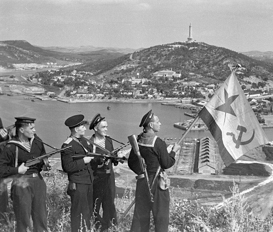 본문 이미지 - 제2차 세계대전 중의 소련군. (출처: RIA Novosti archive, image #834147 / Haldei / CC-BY-SA 3.0, CC BY-SA 3.0 <https://creativecommons.org/licenses/by-sa/3.0>, via Wikimedia Commons)