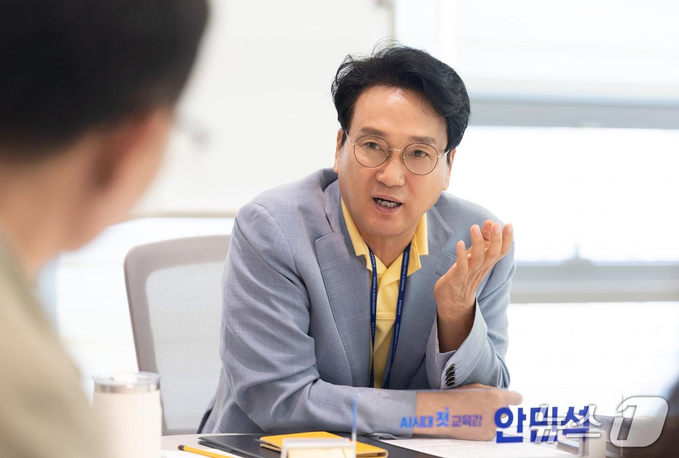 본문 이미지 -  안민석 경기교육감이 뉴스1과의 인터뷰에서 민선 6기 경기교육의 운영 방향을 설명하고 있다.(경기도교육청 제공)
