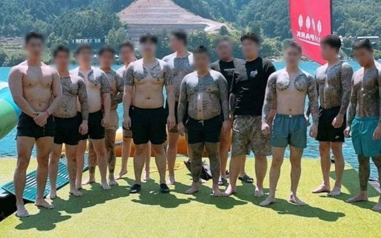본문 이미지 - 2021년 한 'MZ조폭' 단체의 단합대회 사진. (서울경찰청 제공. 제공. 재판매 및 DB금지)