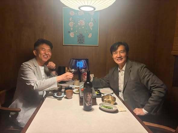 본문 이미지 - 조국 조국혁신당 혁신정책연구원장은 8일 자신의 SNS에  전날 정필승 변호사와 와인을 마셨다며 와인 인증샷을 올렸다. (SNS 갈무리·재판매 및 DB금지) ⓒ 뉴스1  