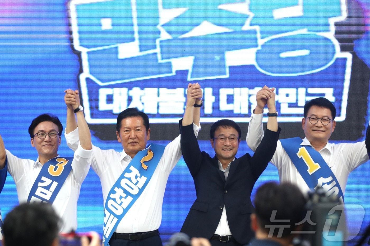본문 이미지 - 8일 제주시 헤리티크 제주에서 열린 더불어민주당 제3차 정기전국당원대회 당대표·최고위원 후보자 제주 합동연설회에서 당대표 후보들이 기념촬영을 하고 있다.사진 왼쪽부터 김민석 후보, 정청래 후보, 한병도 당대표 권한대행, 송영길 후보. 2026.8.8 ⓒ 뉴스1 강승남 기자