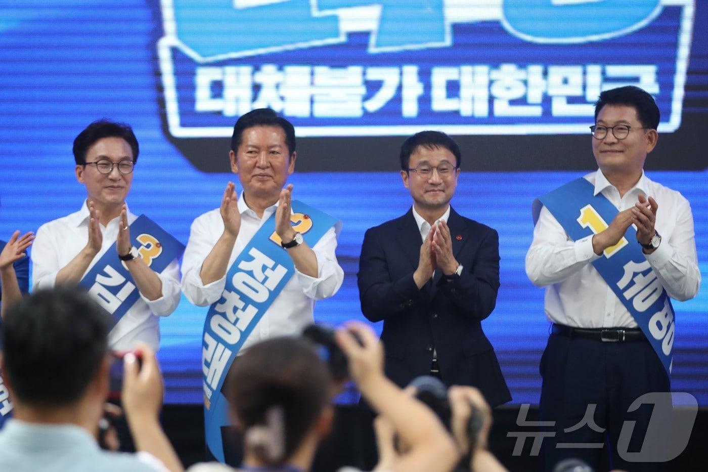 본문 이미지 - 8일 제주시 헤리티크 제주에서 열린 더불어민주당 제3차 정기전국당원대회 당대표·최고위원 후보자 제주 합동연설회에서 당대표 후보들이 기념촬영을 하고 있다. 왼쪽부터 김민석 후보, 정청래 후보, 한병도 당대표 권한대행, 송영길 후보. 2026.8.8 ⓒ 뉴스1 강승남 기자