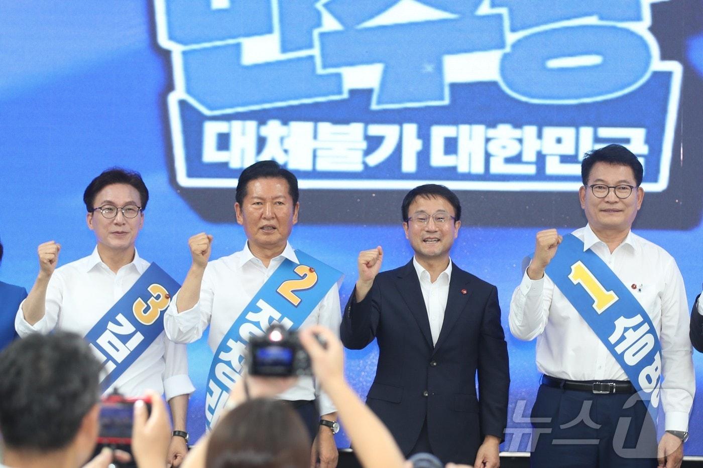 본문 이미지 - 8일 제주시 헤리티크 제주에서 열린 더불어민주당 제3차 정기전국당원대회 당대표·최고위원 후보자 제주 합동연설회에서 당대표 후보들이 기념촬영을 하고 있다. 왼쪽부터 김민석 후보, 정청래 후보, 한병도 당대표 권한대행, 송영길 후보. 2026.8.8 ⓒ 뉴스1 강승남 기자