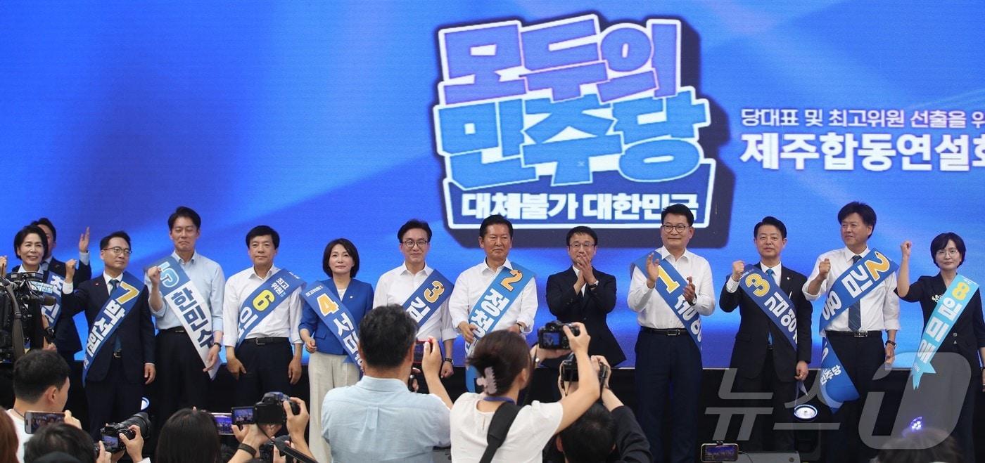 본문 이미지 - 8일 제주시 헤리티크 제주에서 열린 더불어민주당 제3차 정기전국당원대회 당대표·최고위원 후보자 제주 합동연설회에서 당대표 후보와 최고위원 후보들이 제주당원들에게 인사를 하고 있다. 2026.8.8 ⓒ 뉴스1 강승남 기자