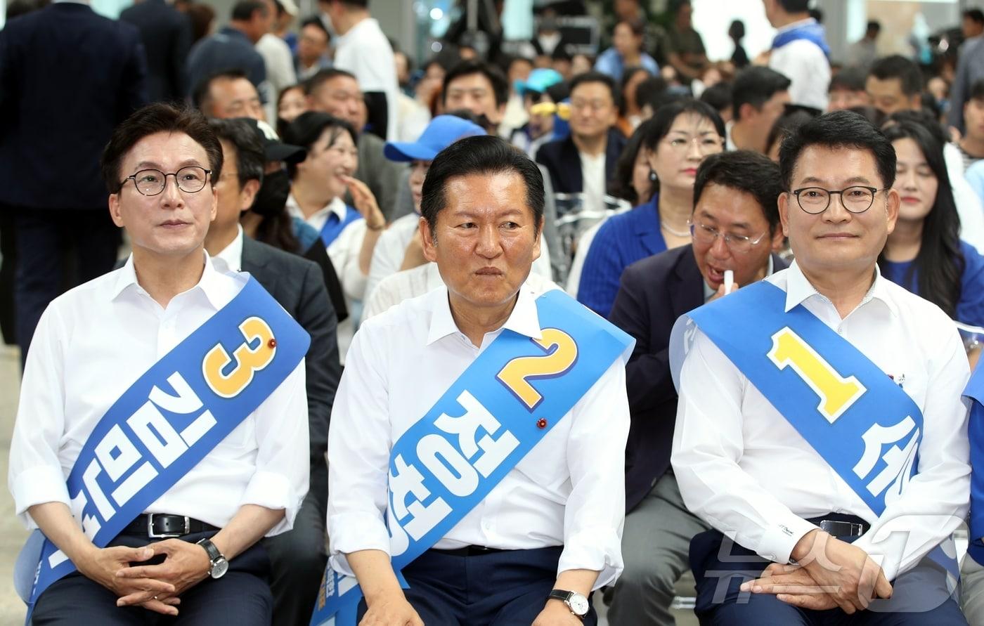 본문 이미지 - 8일 제주시 헤리티크 제주에서 열린 더불어민주당 제3차 정기전국당원대회 당대표·최고위원 후보자 제주 합동연설회에서 당대표 후보들이 나란히 앉아 있다. 왼쪽부터 김민석, 정청래. 송영길 후보. 2026.8.8 ⓒ 뉴스1 강승남 기자