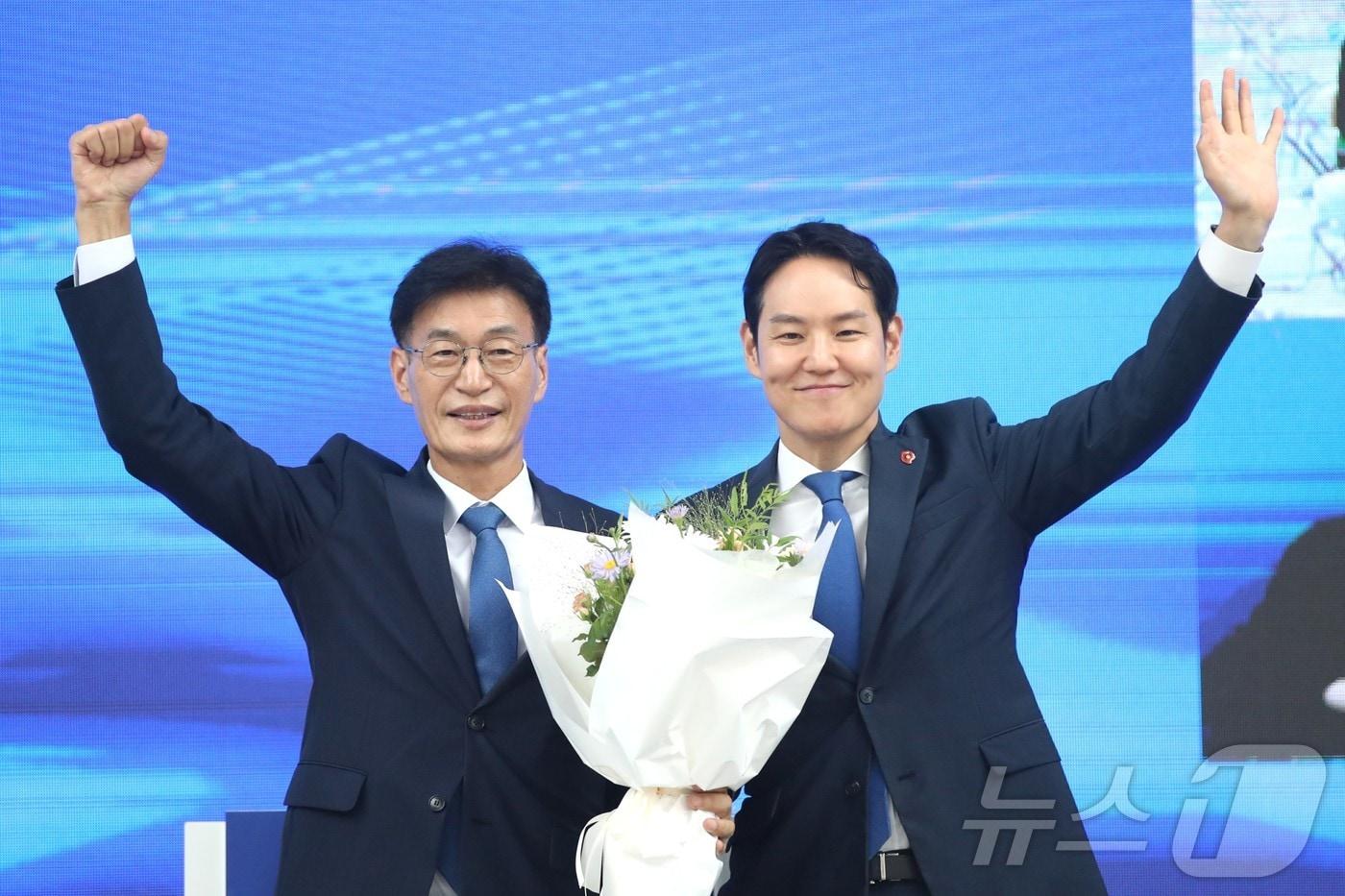 본문 이미지 - 8일 제주시 오등동 헤리티크 제주에서 열린 더불어민주당 제주도당 당원대회에서 문대림 국회의원(왼쪽)이 당선 후 김한규 국회의원(전 위원장)으로부터 축하 꽃다발을 받은 후 손을 들어 당원들에게 인사하고 있다.2026.8.8 ⓒ 뉴스1 강승남 기자