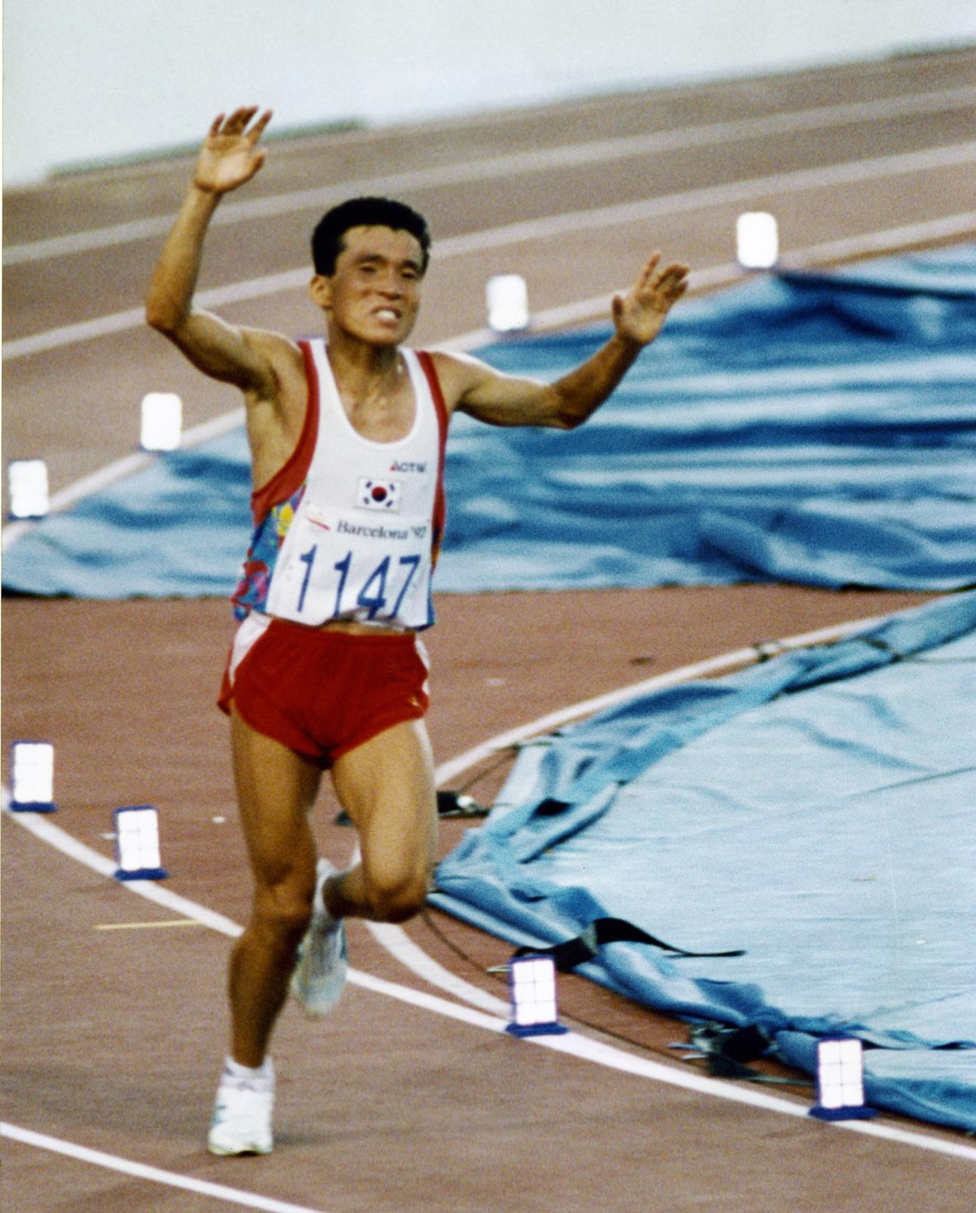 본문 이미지 - 제25회 바르셀로나올림픽 마라톤에서 1위로 결승선 도착을 앞두고 질주하는 황영조 선수. (국가기록원 제공) 2012.7.23/뉴스1