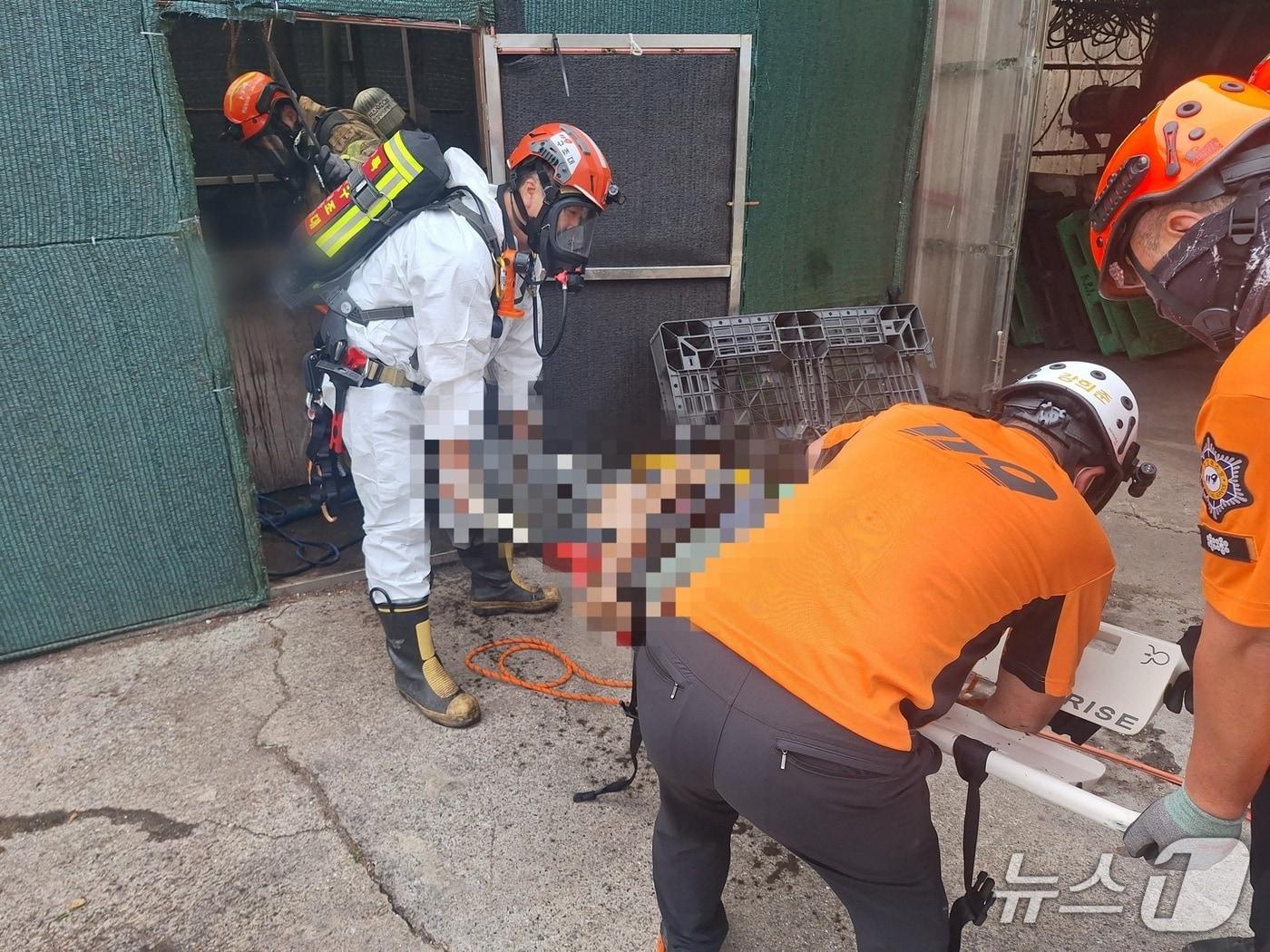 본문 이미지 - 제주의 한 양돈장에서 30대 외국인 근로자 2명이 정화조에 빠져 숨지는 사고가 발생했다.(제주도 소방안전본부 제공. 재판매 및 DB 금지)/뉴스1 