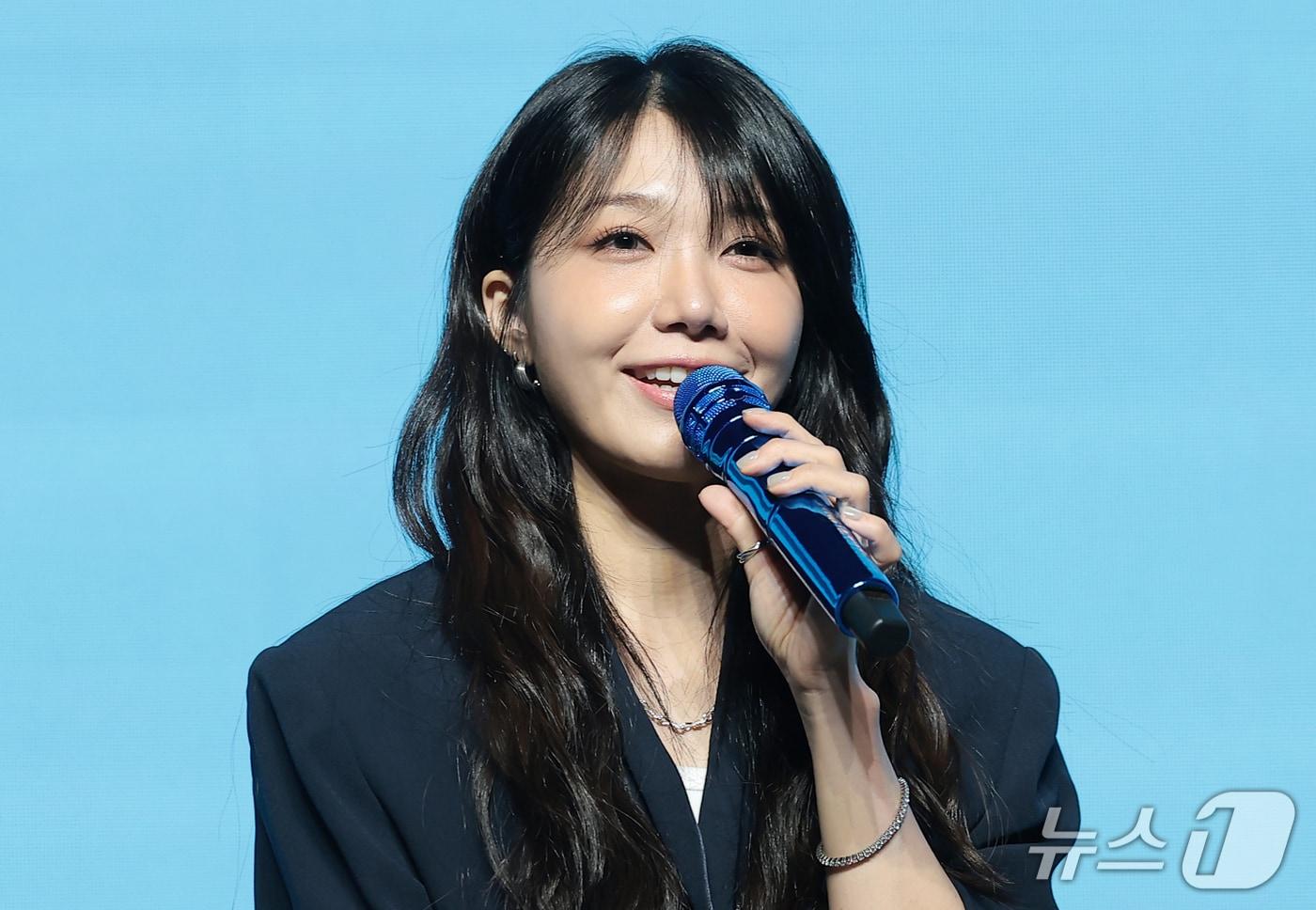 본문 이미지 - 가수 정은지가 지난 6일 서울 슈피겐홀에서 열린 미니 5집 '서머, 아이'(Summer, I) 발매 기념 음악감상회에서 수록곡을 소개하고 있다. 2026.8.11 ⓒ 뉴스1 권현진 기자