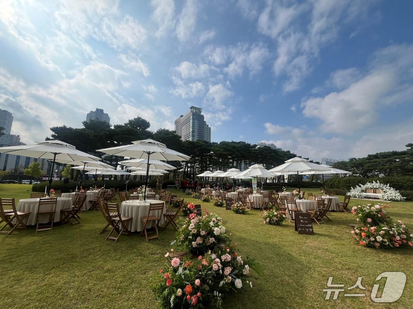 본문 이미지 - 예비부부들이 공공 야외 결혼식장으로 사용할 수 있는 전남광주통합특별시 광주청사의 빛의 정원.(사진=전남광주통합특별시 제공.) 2026.8.9