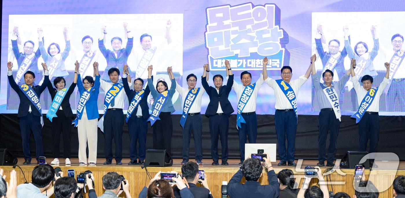 본문 이미지 - 한병도 더불어민주당 당대표 직무대행 겸 원내대표를 비롯한 당권주자들이 9일 강원 횡성군 횡성국민체육센터에서 열린 더불어민주당 당대표 및 최고위원 선출을 위한 강원 순회경선 합동연설회에 앞서 손을 맞잡고 있다. 왼쪽부터 김영호, 임미애, 최민희, 김용, 박선원, 서미화 최고위원 후보, 김민석 당대표 후보, 한 직무대행, 정청래, 송영길 당대표 후보, 한민수, 이성윤 최고위원 후보. 2026.8.9 ⓒ 뉴스1 유승관 기자