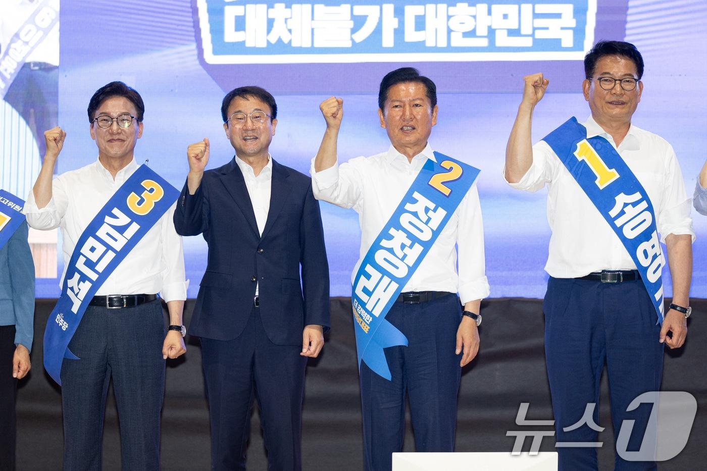 본문 이미지 - 한병도 더불어민주당 당대표 직무대행 겸 원내대표를 비롯한 당권주자들이 9일 강원 횡성군 횡성국민체육센터에서 열린 더불어민주당 당대표 및 최고위원 선출을 위한 강원 순회경선 합동연설회에 앞서 기념 촬영을 하고 있다. 왼쪽부터 김민석 당대표 후보, 한 직무대행, 정청래, 송영길 당대표 후보. 2026.8.9 ⓒ 뉴스1 유승관 기자