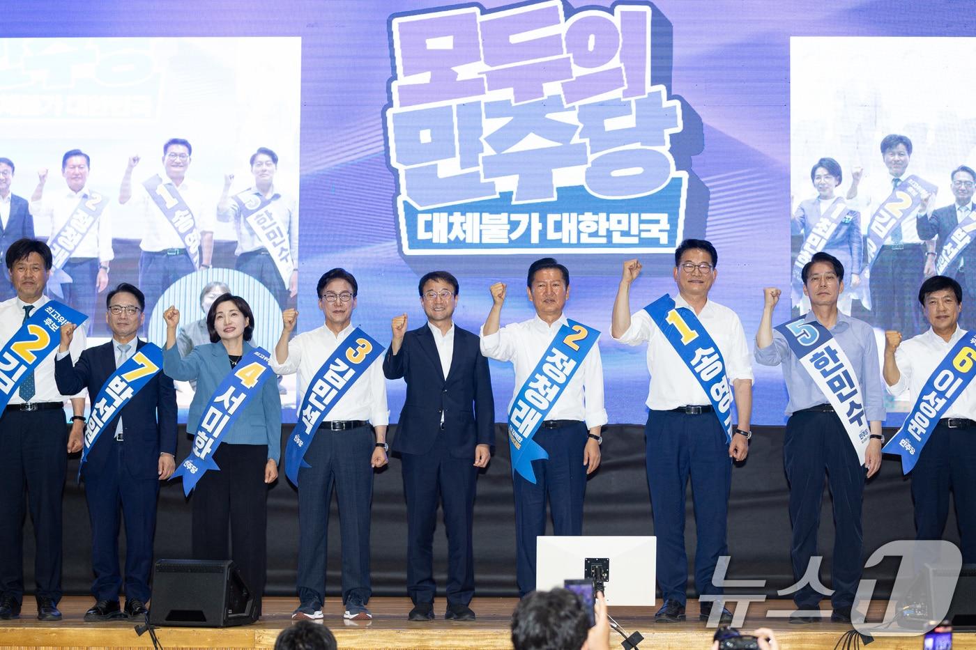 본문 이미지 - 한병도 더불어민주당 당대표 직무대행 겸 원내대표를 비롯한 당권주자들이 9일 강원 횡성군 횡성국민체육센터에서 열린 더불어민주당 당대표 및 최고위원 선출을 위한 강원 순회경선 합동연설회에 앞서 기념 촬영을 하고 있다. 왼쪽부터 김용, 박선원, 서미화 최고위원 후보, 김민석 당대표 후보, 한 직무대행, 정청래, 송영길 당대표 후보, 한민수, 이성윤 최고위원 후보. 2026.8.9 ⓒ 뉴스1 유승관 기자
