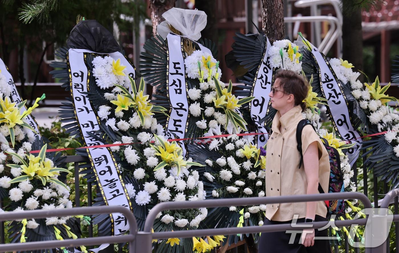 본문 이미지 - 9일 서울 용산구 용산어린이정원 입구에 정부의 용산공원 부지 주택 공급 검토에 반대하는 근조화환들이 줄지어 세워져 있다.  2026.8.9 ⓒ 뉴스1 박지혜 기자