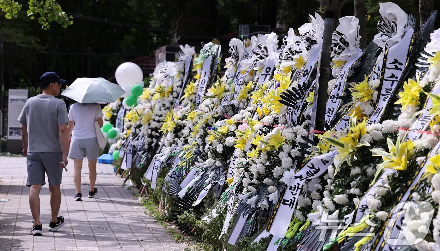 본문 이미지 - 9일 서울 용산구 용산어린이정원 입구에 정부의 용산공원 부지 주택 공급 검토에 반대하는 근조화환들이 줄지어 세워져 있다. ⓒ 뉴스1 박지혜 기자