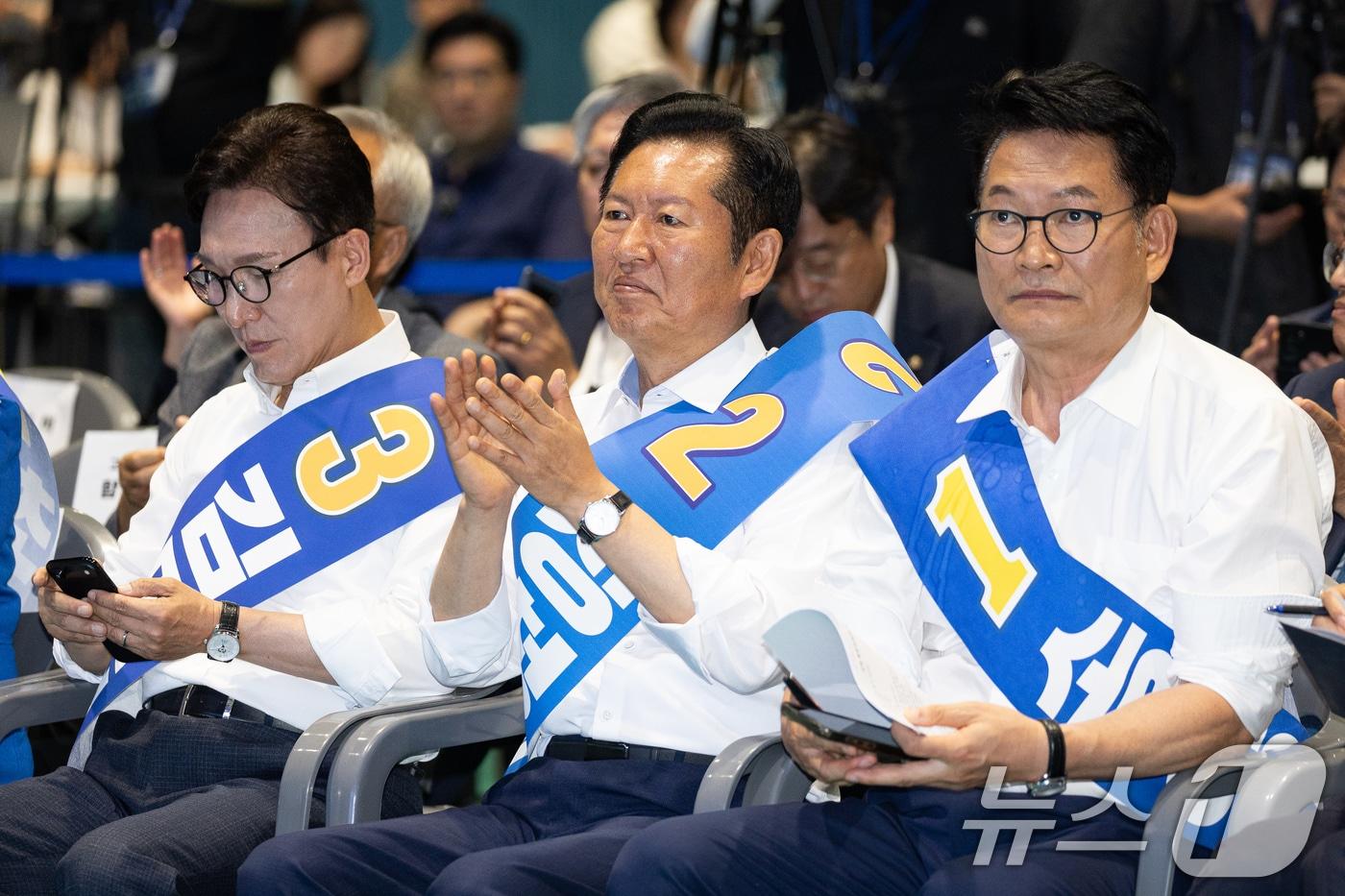 본문 이미지 - 더불어민주당 김민석(왼쪽부터), 정청래, 송영길 당대표 후보가 9일 강원 횡성군 횡성국민체육센터에서 열린 더불어민주당 당대표 및 최고위원 선출을 위한 강원 순회경선 합동연설회에 자리하고 있다. 2026.8.9 ⓒ 뉴스1 유승관 기자