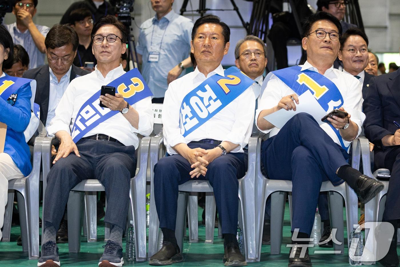 본문 이미지 - 더불어민주당 김민석(왼쪽부터), 정청래, 송영길 당대표 후보가 9일 강원 횡성군 횡성국민체육센터에서 열린 더불어민주당 당대표 및 최고위원 선출을 위한 강원 순회경선 합동연설회에 자리하고 있다. 2026.8.9 ⓒ 뉴스1 유승관 기자