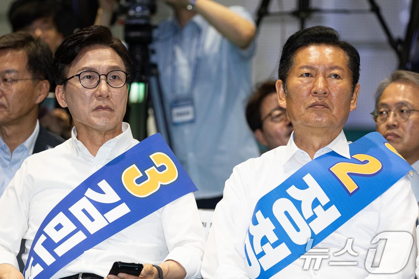 본문 이미지 - 더불어민주당 김민석(왼쪽), 정청래 당대표 후보가 9일 강원 횡성군 횡성국민체육센터에서 열린 더불어민주당 당대표 및 최고위원 선출을 위한 강원 순회경선 합동연설회에 자리하고 있다. 2026.8.9 ⓒ 뉴스1 유승관 기자