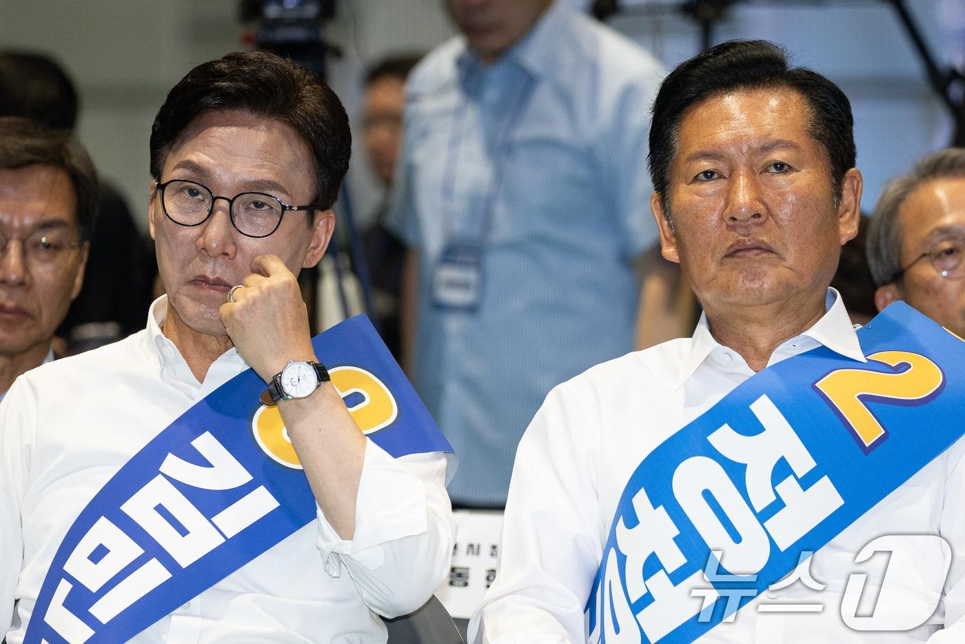 본문 이미지 - 더불어민주당 김민석(왼쪽), 정청래 당대표 후보가 지난 9일 강원 횡성군 횡성국민체육센터에서 열린 더불어민주당 당대표 및 최고위원 선출을 위한 강원 순회경선 합동연설회에 자리하고 있다. 2026.8.9 ⓒ 뉴스1 유승관 기자