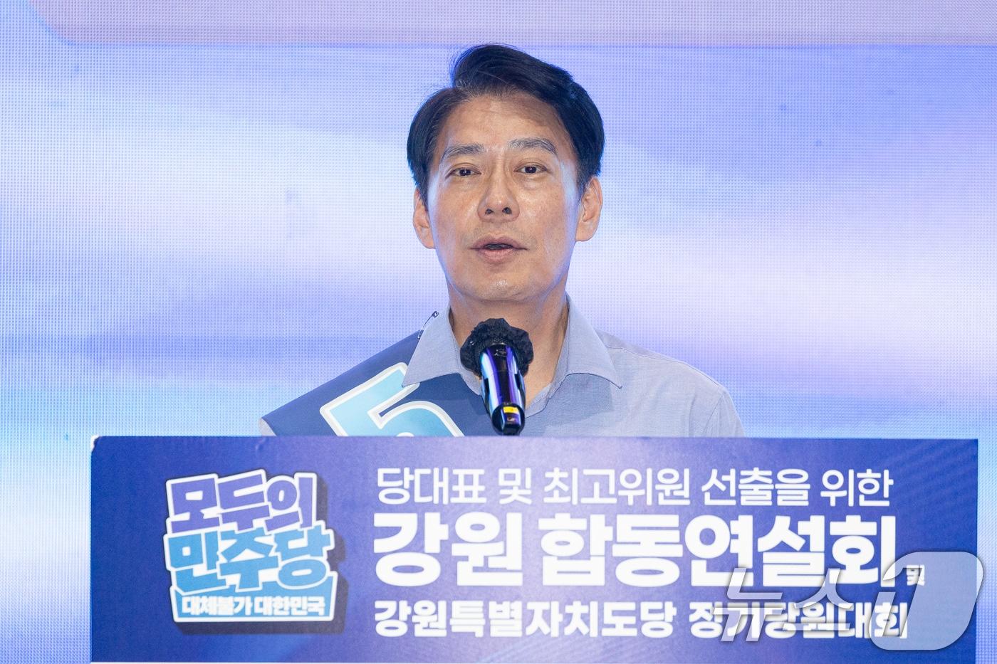 본문 이미지 - 한민수 더불어민주당 최고위원 후보가 지난 9일 강원 횡성군 횡성국민체육센터에서 열린 더불어민주당 당대표 및 최고위원 선출을 위한 강원 순회경선 합동연설회에서 지지를 호소하고 있다. 2026.8.9 ⓒ 뉴스1 유승관 기자