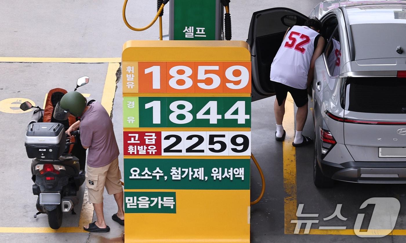 본문 이미지 - 9일 서울 시내의 한 주유소에서 운전자들이 차량에 주유를 하고 있다. 한국석유공사 유가정보시스템 오피넷에 따르면 8월 첫째 주(2~6일) 전국 주유소 휘발유 평균 판매가격은 L당 1866.2원으로 전주보다 2.9원 내렸다. 경유 평균 판매가격도 전주보다 3.6원 내린 L당 1849.2원으로 휘발유와 경유 가격 모두 12주 연속 하락했다. 2026.8.9 ⓒ 뉴스1 구윤성 기자