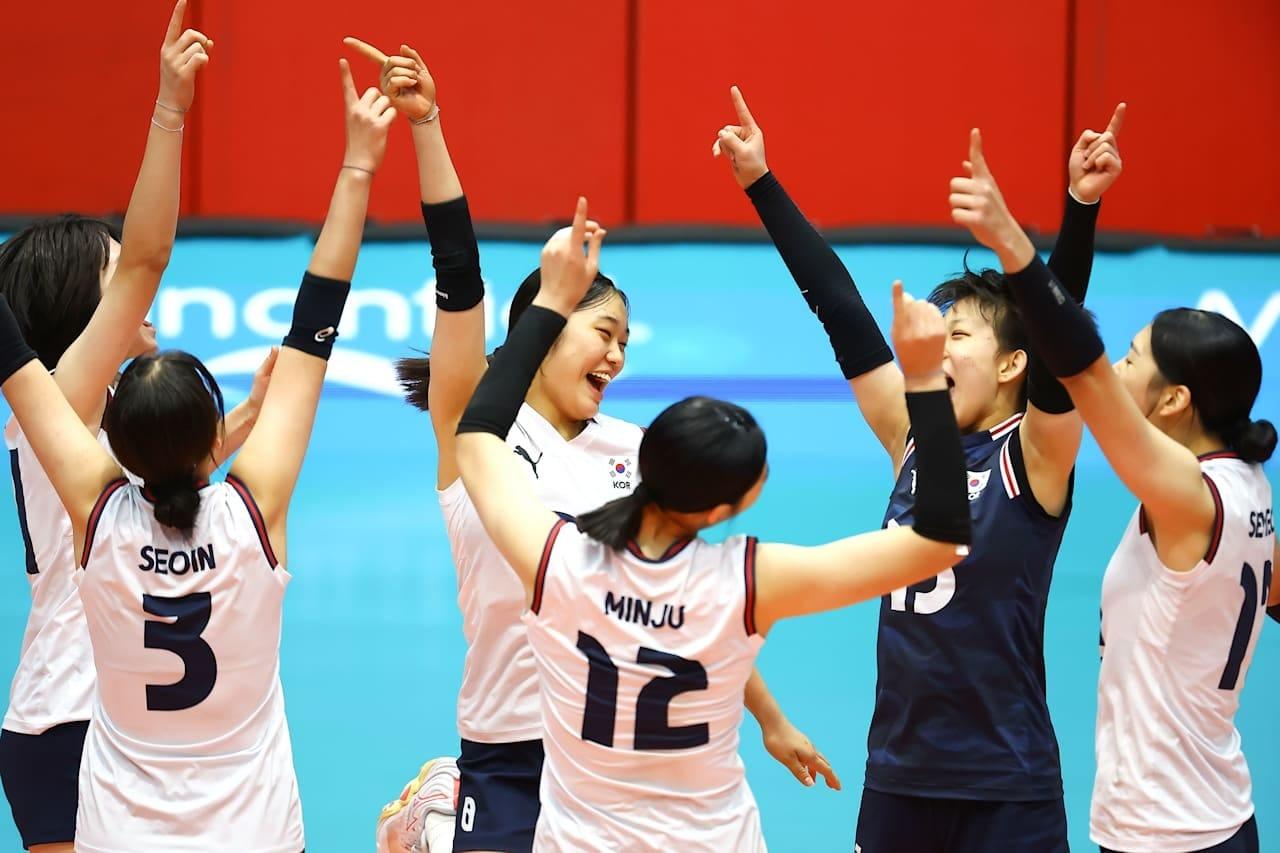 본문 이미지 - U-17 여자 배구 대표팀이 9일(한국시간) 이탈리아와의 세계선수권 경기에서 세리머니를 펼치고 있다. (국제배구연맹 홈페이지 캡처)