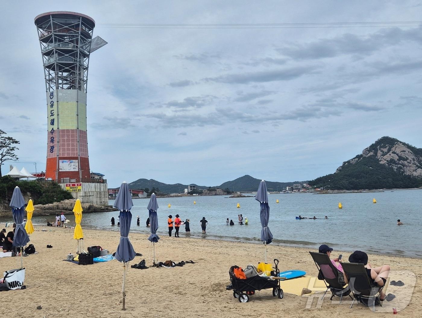 본문 이미지 - 9일 전북 군산시 선유도해수욕장을 찾은 피서객들이 백사장에서 휴식을 취하고 있다.2026.8.9 ⓒ 뉴스1 강교현 기자