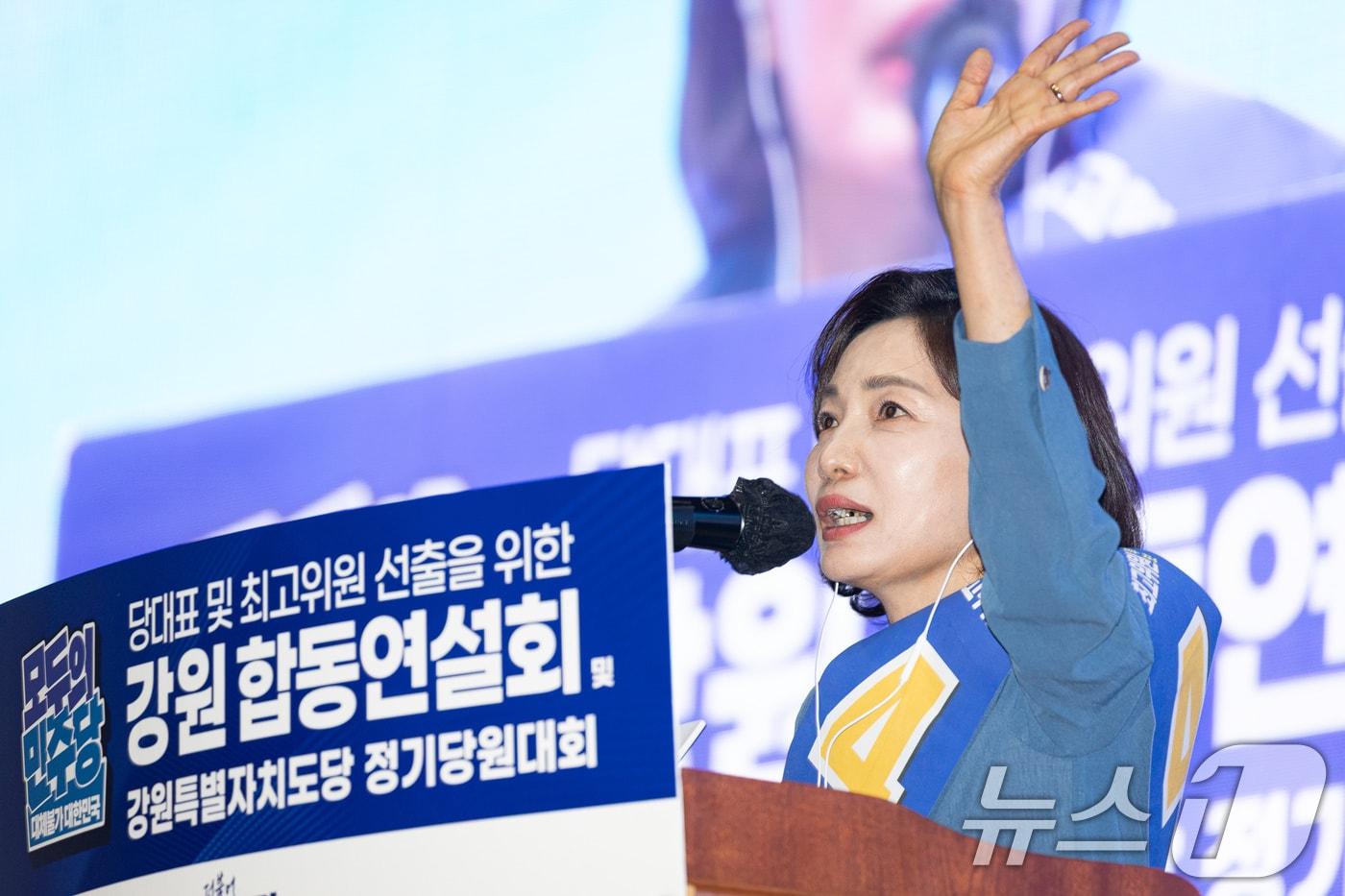본문 이미지 - 서미화 더불어민주당 최고위원 후보가 지난 9일 강원 횡성군 횡성국민체육센터에서 열린 더불어민주당 당대표 및 최고위원 선출을 위한 강원 순회경선 합동연설회에서 지지를 호소하고 있다. 2026.8.9 ⓒ 뉴스1 유승관 기자