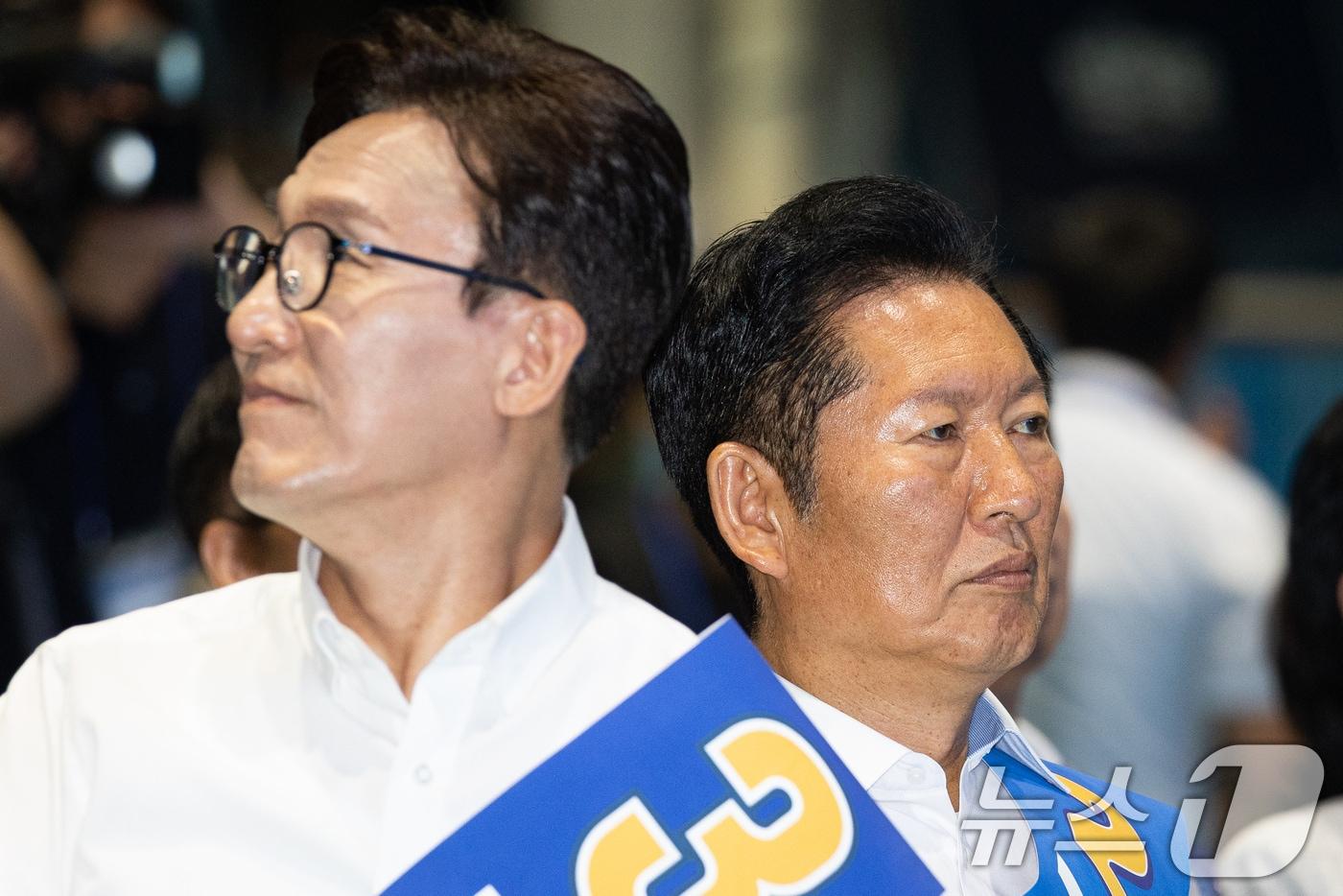 본문 이미지 - 더불어민주당 정청래(오른쪽), 김민석 당대표 후보가 9일 강원 횡성군 횡성국민체육센터에서 열린 더불어민주당 당대표 및 최고위원 선출을 위한 강원 순회경선 합동연설회에서 서로 다른 곳을 쳐다보고 있다. 2026.8.9 ⓒ 뉴스1 유승관 기자