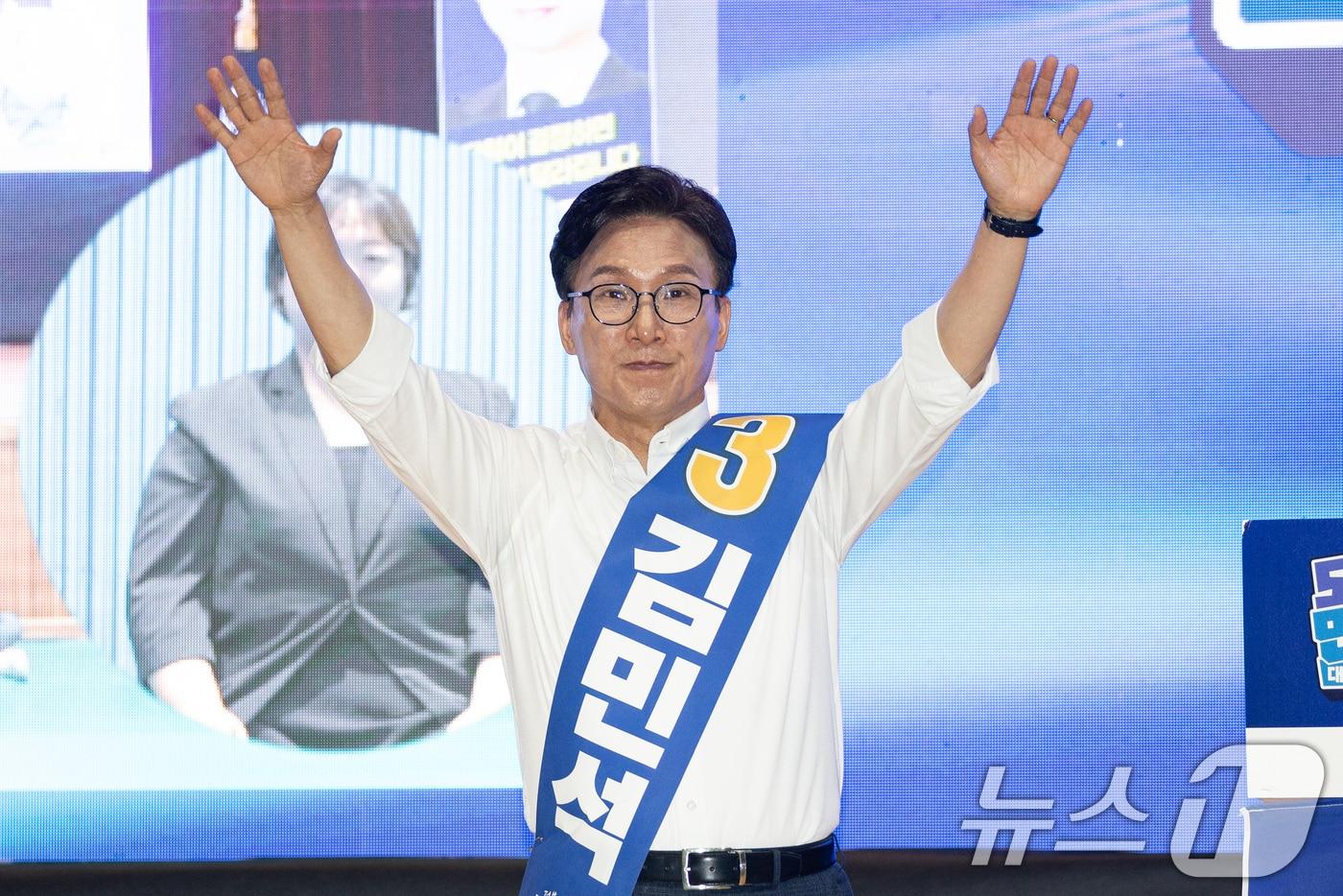본문 이미지 - 김민석 더불어민주당 당대표 후보가 9일 강원 횡성군 횡성국민체육센터에서 열린 더불어민주당 당대표 및 최고위원 선출을 위한 강원 순회경선 합동연설회에서 인사하고 있다. 2026.8.9 ⓒ 뉴스1 유승관 기자