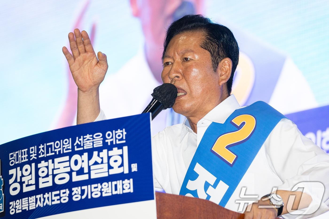 본문 이미지 - 정청래 더불어민주당 당대표 후보가 9일 강원 횡성군 횡성국민체육센터에서 열린 더불어민주당 당대표 및 최고위원 선출을 위한 강원 순회경선 합동연설회에서 지지를 호소하고 있다. 2026.8.9 ⓒ 뉴스1 유승관 기자