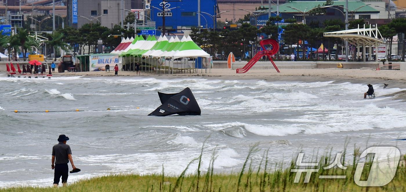본문 이미지 - 9일 경북 포항시 송도해수욕장 백사장으로 높은 파도가 밀려들고 있다. 2026.8.9 ⓒ 뉴스1 최창호 기자