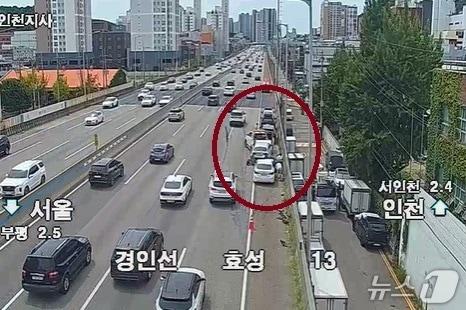 본문 이미지 - (고속도로 폐쇄회로(CC)TV 갈무리/뉴스1)