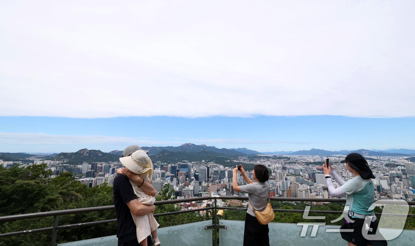 본문 이미지 - 서울 남산에서 바라본 하늘에 구름이 끼어 흐린 모습을 보이고 있다. 2026.8.9 ⓒ 뉴스1 박세연 기자
