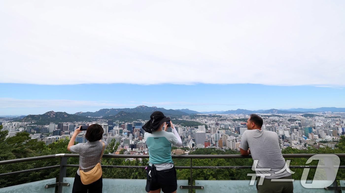 본문 이미지 - 서울 남산에서 바라본 하늘에 구름이 끼어 흐린 모습을 보이고 있다. 2026.8.9 ⓒ 뉴스1 박세연 기자