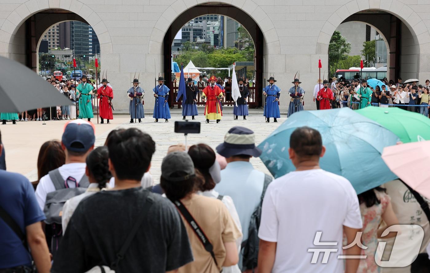 본문 이미지 - 9일 오후 서울 종로구 경복궁 광화문에서 수문장 교대의식이 열리고 있다. 폭염이 이어지며 중단됐던 수문장 교대의식은 이날 사흘 만에 재개됐다. 2026.8.9 ⓒ 뉴스1 박세연 기자