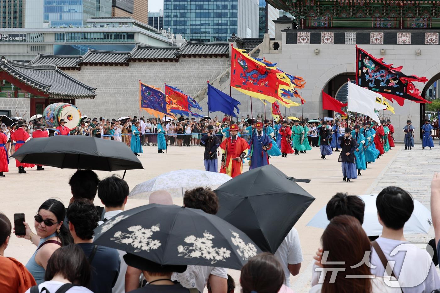 본문 이미지 - 9일 오후 서울 종로구 경복궁 광화문에서 수문장 교대의식이 열리고 있다. 폭염이 이어지며 중단됐던 수문장 교대의식은 이날 사흘 만에 재개됐다. 2026.8.9 ⓒ 뉴스1 박세연 기자