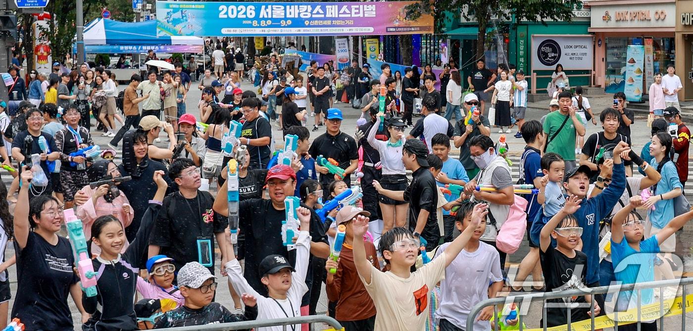 본문 이미지 - 9일 서울 서대문구 신촌 연세로 일대에서 열린 '2026 서울 바캉스 페스티벌'을 찾은 시민들이 공연을 즐기고 있다. ⓒ 뉴스1 이호윤 기자