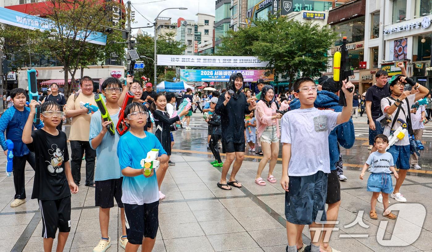 본문 이미지 - 9일 서울 서대문구 신촌 연세로 일대에서 열린 '2026 서울 바캉스 페스티벌'을 찾은 어린이들이 물총을 쏘며 더위를 식히고 있다. 2026.8.9 ⓒ 뉴스1 이호윤 기자