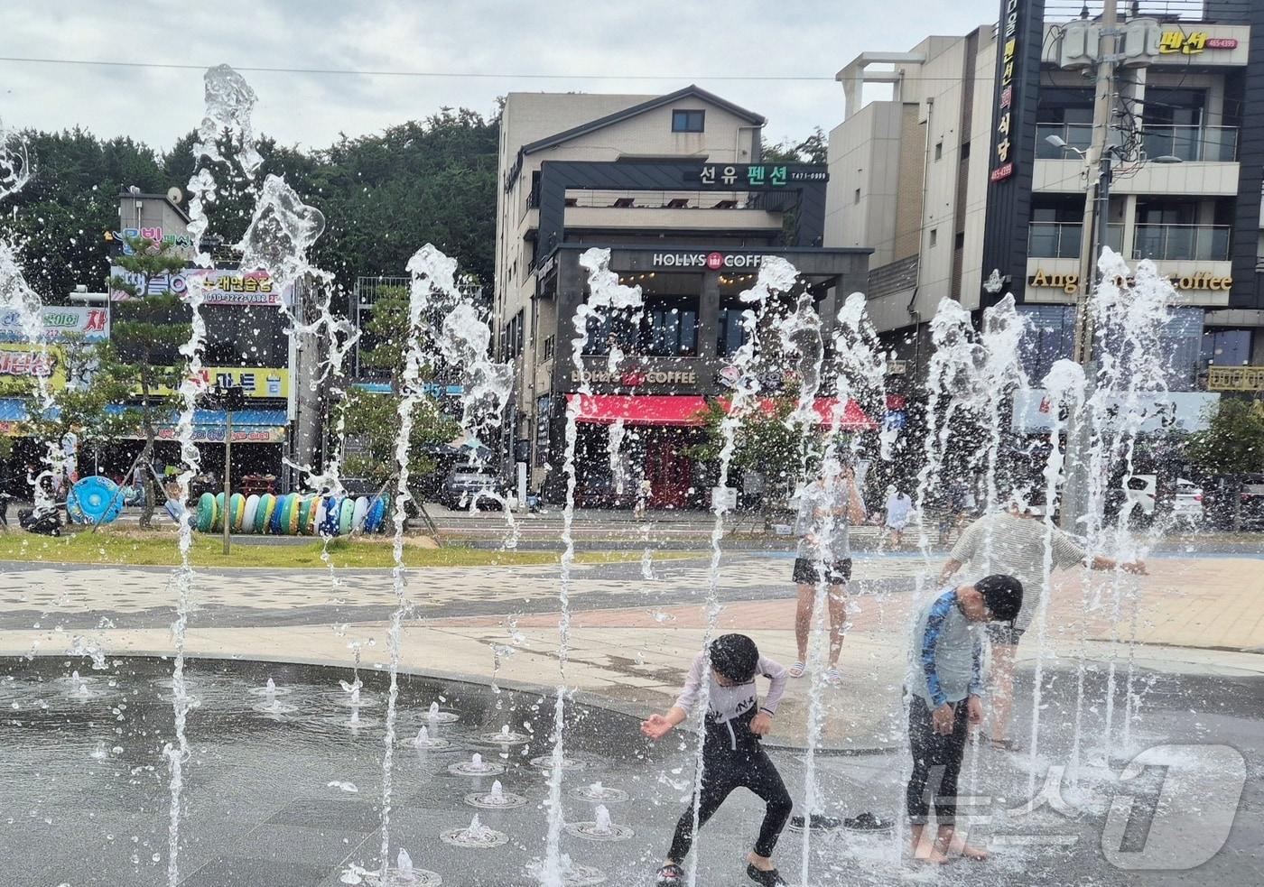 본문 이미지 - 전북 군산 선유도해수욕장 광장 바닥분수에서 어린이들이 시원한 물줄기를 맞으며 더위를 식히고 있다.2026.9.9 ⓒ 뉴스1 강교현 기자
