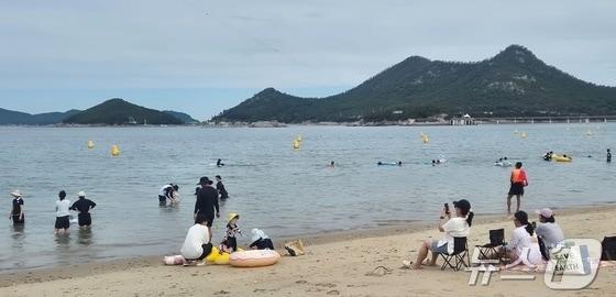 본문 이미지 - 9일 전북 군산시 선유도해수욕장에서 피서객들이 물놀이를 즐기고 있다.2026.8.9 ⓒ 뉴스1 강교현 기자