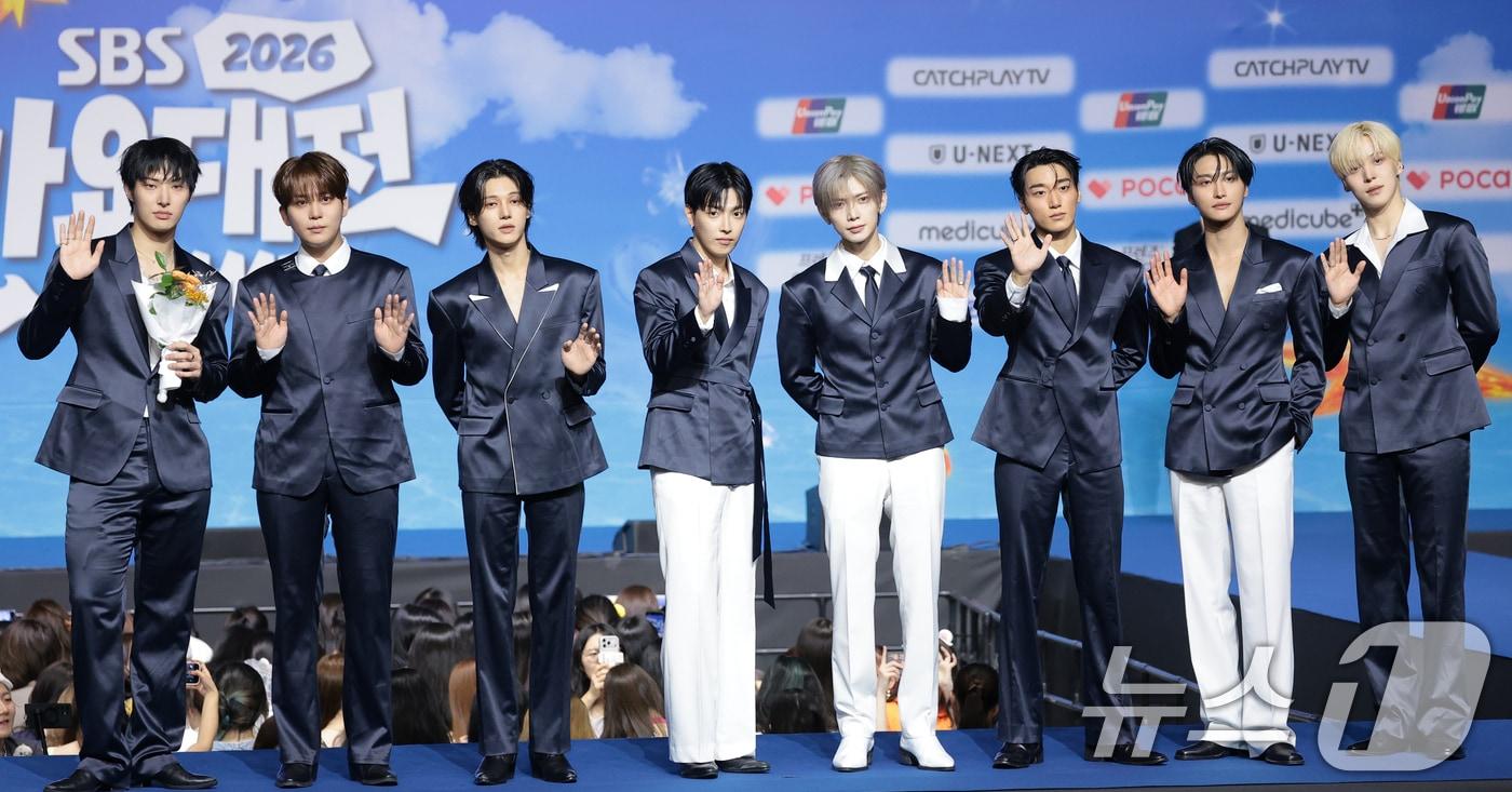 본문 이미지 - 에이티즈 민기(왼쪽부터)와 종호, 우영, 홍중, 여상, 산, 성화, 윤호 ⓒ 뉴스1 권현진 기자