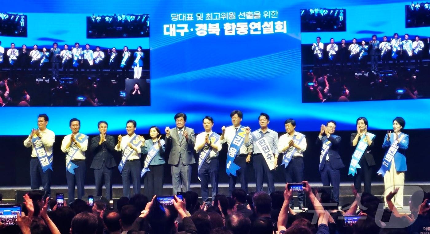 본문 이미지 - 더불어민주당 당 대표 및 최고위원 후보들이 9일 대구 북구 산격동 인터불고 엑스코 호텔에서 열린 당대표 및 최고위원 선출을 위한 대구·경북 합동연설회에서 당원들에게 인사하고 있다. 2026.8.9 ⓒ 뉴스1 남승렬 기자