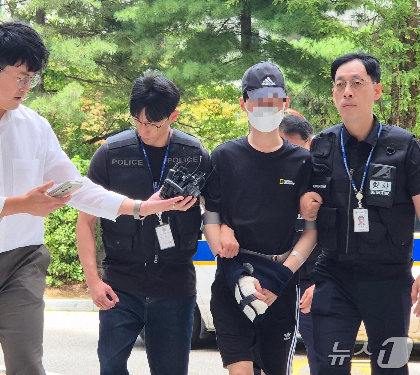 본문 이미지 - 존속살인 혐의로 체포된 A 군(18)/뉴스1 