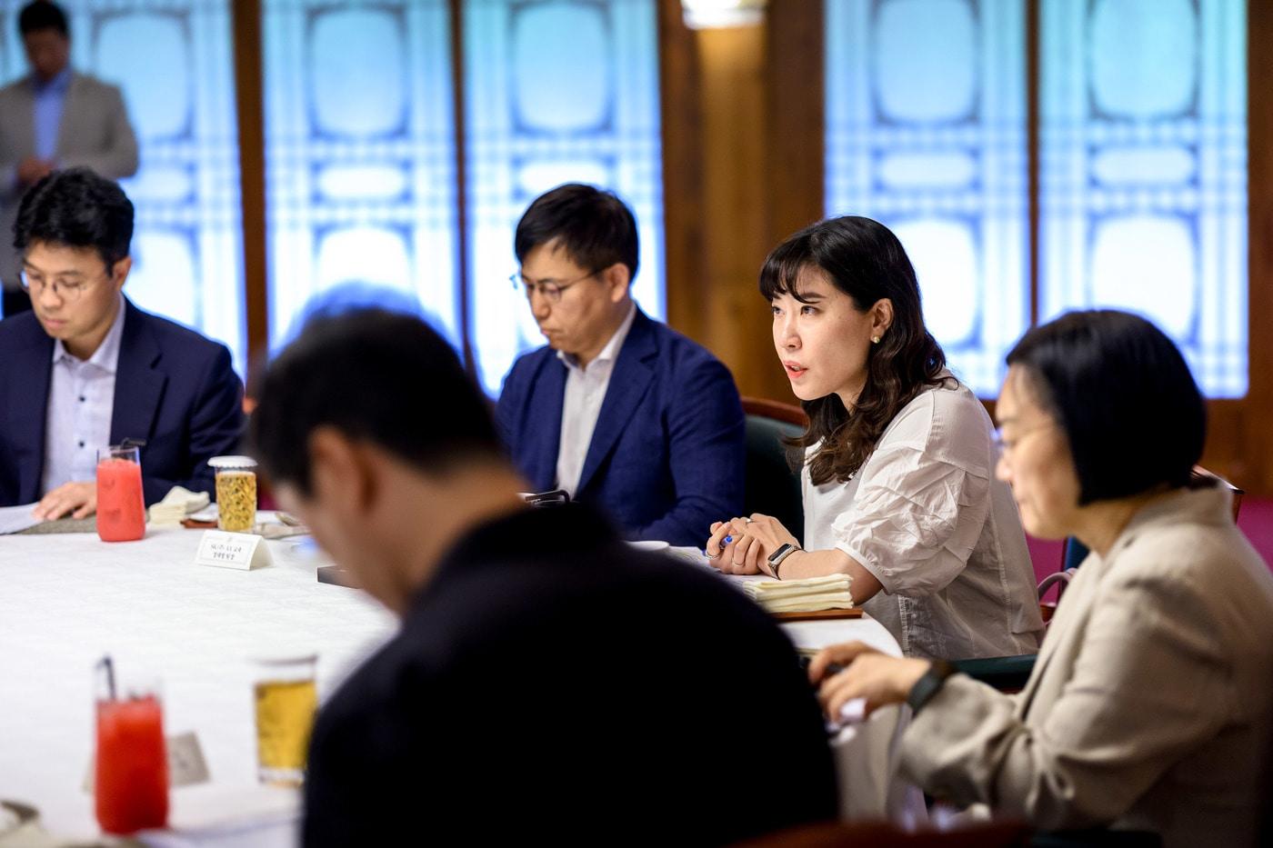 본문 이미지 - 한성숙 국무총리가 지난 9일 서울 종로구 삼청동 국무총리공관에서 청년 일자리·진로 전문가들과 가진 제3회 열린 브런치에서 청년 일자리 대책 추진 방향에 대해 논의하고 있다. (국무총리실 제공. 재판매 및 DB 금지) 2026.8.9 ⓒ 뉴스1
