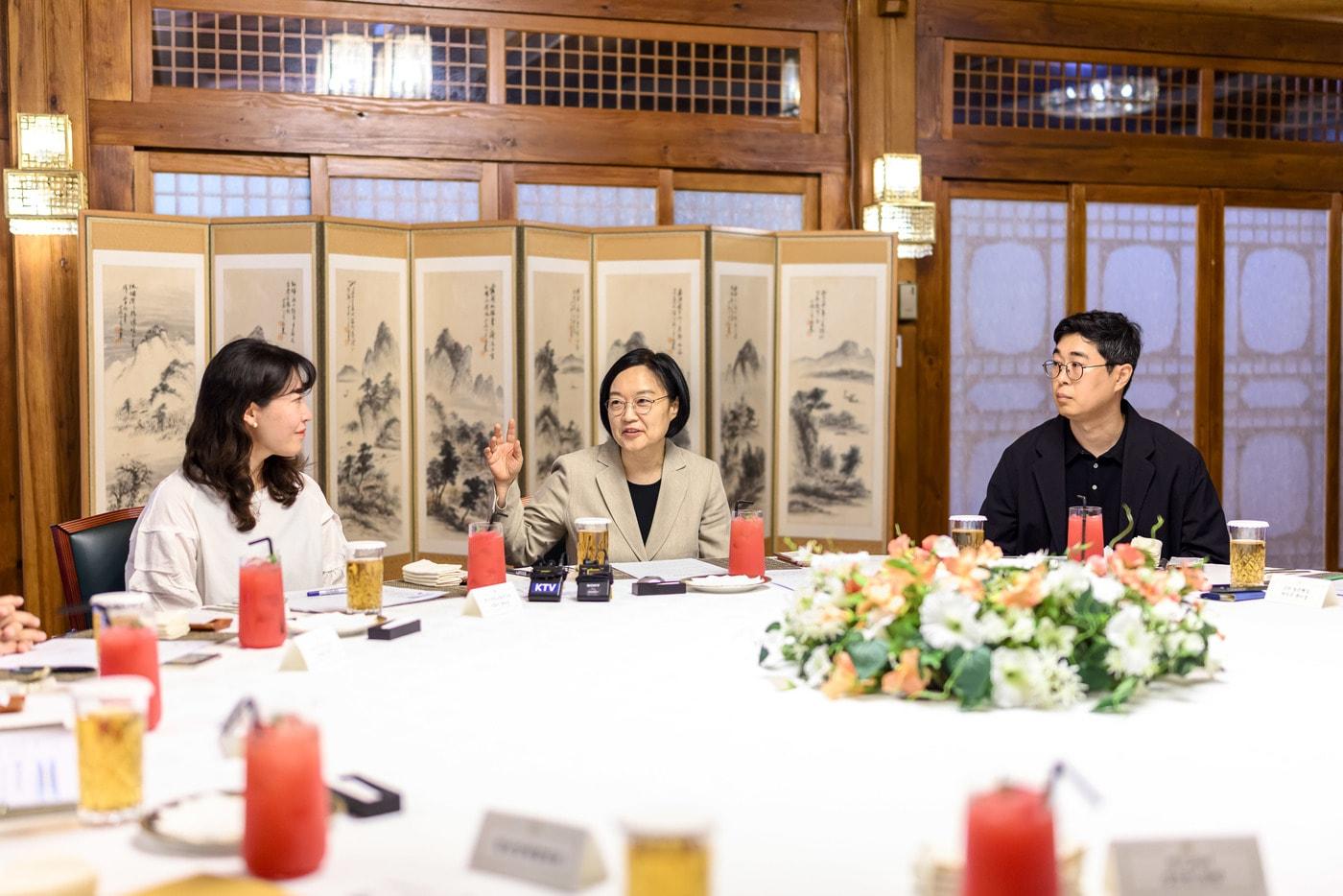 본문 이미지 - 한성숙 국무총리가 9일 서울 종로구 삼청동 국무총리공관에서 청년 일자리·진로 전문가들과 가진 제3회 열린 브런치에서 청년 일자리 대책 추진 방향에 대해 논의하고 있다. (국무총리실 제공. 재판매 및 DB 금지) 2026.8.9 ⓒ 뉴스1