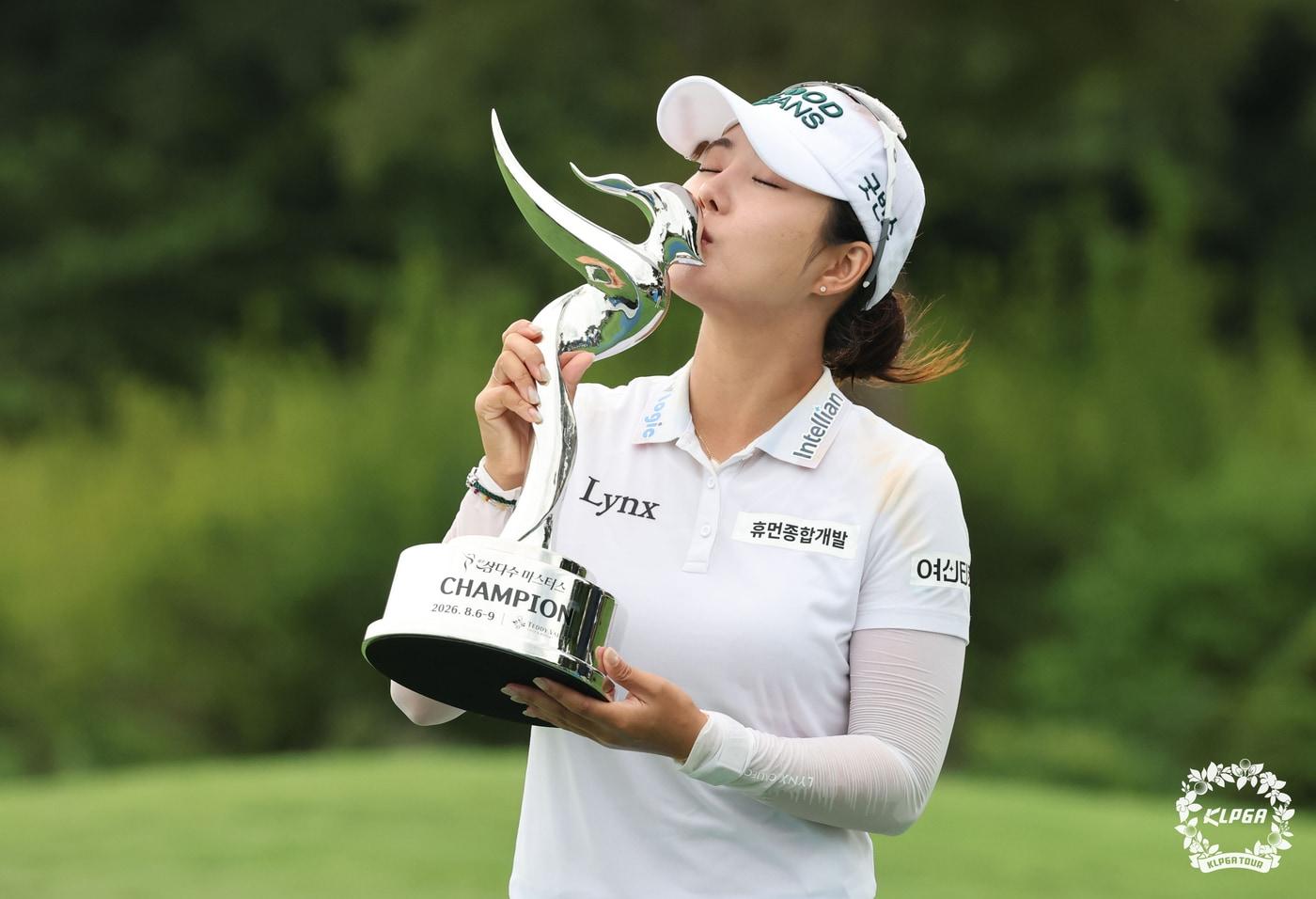 본문 이미지 - 9일 제주도 서귀포시 테디밸리 골프앤리조트에서 열린 KLPGA 제주삼다수 마스터스에서 우승을 차지한 장은수가 트로피에 키스하고 있다. (KLPGA 제공. 재판매 및 DB 금지)